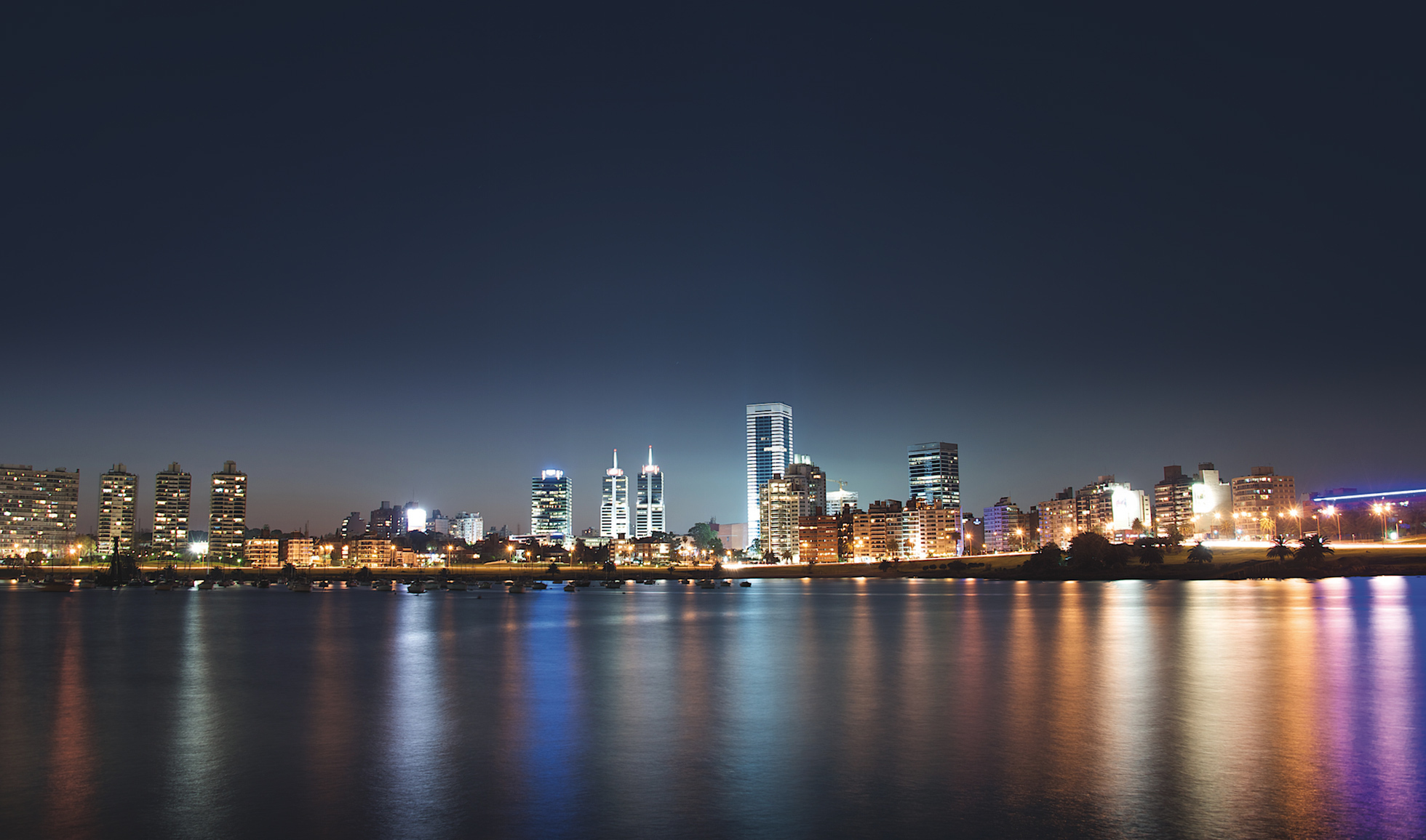 Skyline nocturno de Montevideo